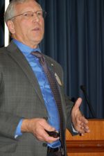 Professor Orth briefs Congressional representatives during Coast Day on Capitol Hill. ©Lou Cafiero/NOAA.