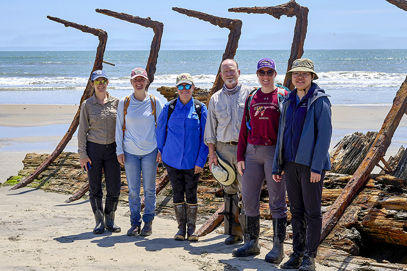 From left to right: Jennifer Walker, guest lecturer and assistant professor at Rowan University; Meadow Noonan, VIMS ESL outreach and education coordinator; Stacy Krueger-Hadfield, VIMS associate professor and ESL assistant director; Richard Snyder; VIMS professor and ESL director; Emma Dodsworth, VIMS M.S. student and field course teaching assistant; and Xuqing Chen, VIMS Ph.D. student and field course teaching assistant. Photo by James Loving.